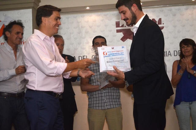 Javier Tizano Entrega el premio a Fernando Schiano